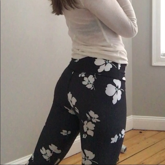 Fabletics Salar Printed Powerhold Flower Leggings - Picture 8 of 8